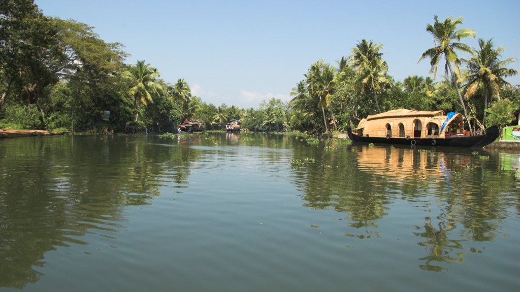 Kumarakom house boast in Vembanad lake